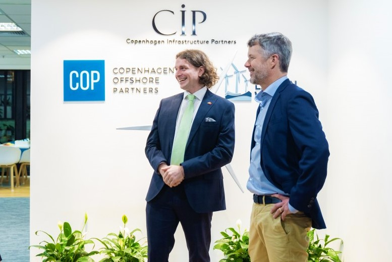 Danish Crown Prince Frederik (R) visits Copenhagen Offshore Partners’ new office in Hanoi during his Vietnam visit November 1-3, 2022. Photo courtesy of the firm.