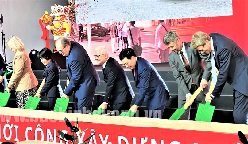 Danish Crown Prince Frederik (2nd, right) and Vietnamese Deputy Prime Minister Pham Binh Minh (next) at the groundbreaking ceremony of the Lego factory in Binh Duong on November 3, 2022. Photo courtesy of Binh Duong newspaper.