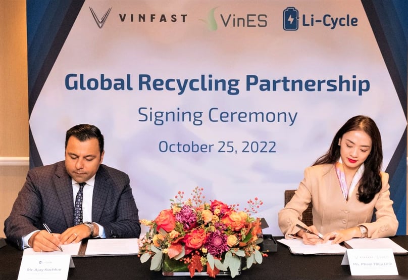 Ajay Kochhar (L), co-founder and CEO of Li-Cycle, and VinES CEO Pham Thuy Linh sign the partnership on October 25, 2022. Photo courtesy of Li-Cycle. 