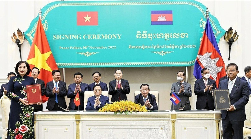 An MoU on cooperation in financial innovation and payment systems is signed between the State Bank of Vietnam and the National Bank of Cambodia on November 8, 2022 in Phnom Penh.