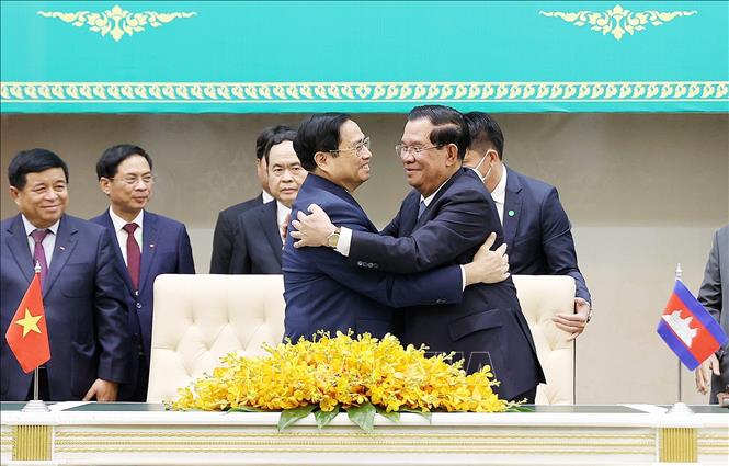 PM Pham Minh Chinh and his Cambodian counterpart Samdech Techo Hun Sen at a signing ceremony of cooperation documents on November 8, 2022 in Phnom Penh.