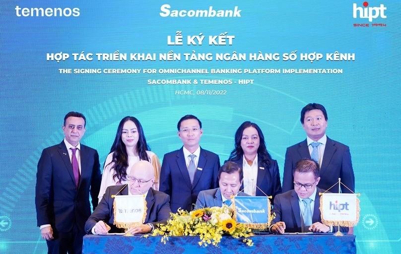 [Left to right]: Temenos’s Asia-Pacific managing director Craig Bennett, Sacombank deputy CEO Bui Van Dung, and HiPT deputy CEO Pham Dang sign their partnership in HCMC on November 8, 2022. Photo courtesy of Temenos.
