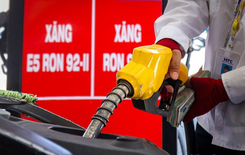 Refilling at a petrol station in Hanoi. Photo by The Investor/Trong Hieu.