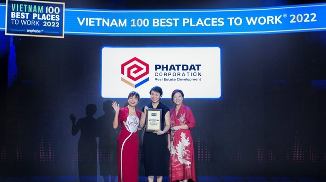 Phat Dat is awarded at the Vietnam's 100 Best Places to Work 2022 ceremony in HCMC on November 9, 2022. Photo courtesy of the company.