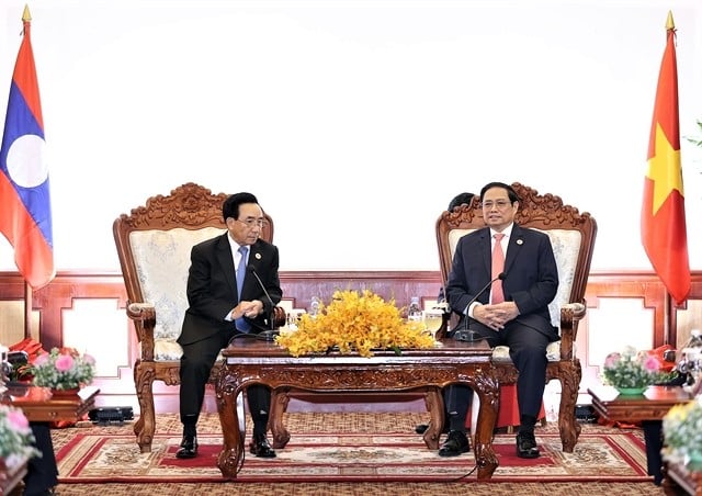 Vietnam’s PM Pham Minh Chinh (R) and Lao PM Phankham Viphavanh meet in Phnom Penh on November 10, 2022. Photo courtesy of Vietnam News Agency.