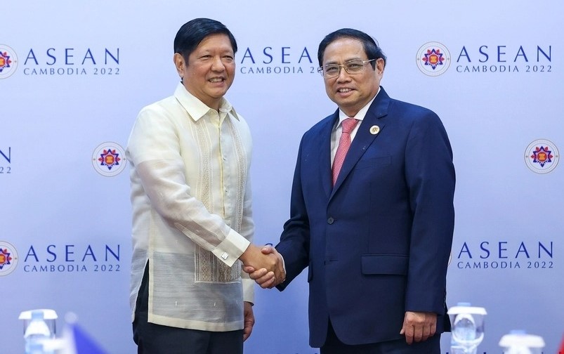 Vietnamese PM Pham Minh Chinh (R) and Philippine President Ferdinand Marcos Jr. at their meeting in Phnom Penh on November 10, 2022. Photo courtesy of Vietnam News Agency.