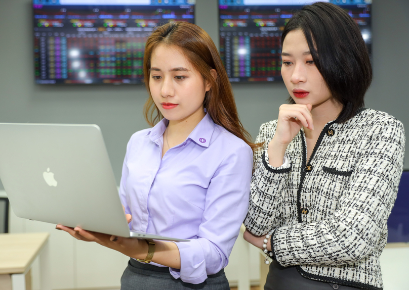 Traders scan developments in the Vietnamese stock market. Photo by The Investor/Trong Hieu.