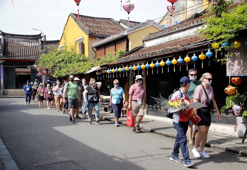 Foreign tourists in the ancient town of Hoi An, a UNESCO-recognized Heritage Site in central Vietnam. Photo courtesy of Vietnamnet.