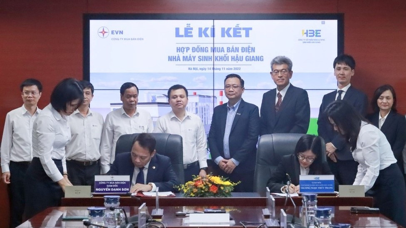 Representatives of EVNEPTC and HBE sign a power purchase agreement in Hanoi on November 14, 2022. Photo courtesy of EVNEPTC.
