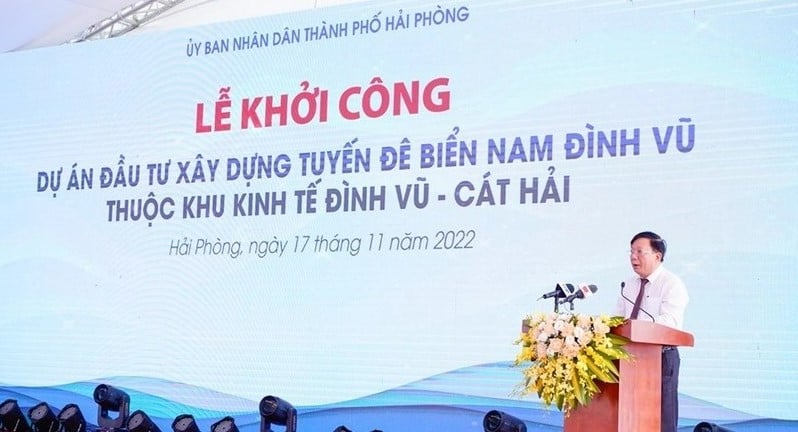 City Vice Chairman Nguyen Duc Tho speaks at the groundbreaking ceremony of the Nam Dinh Vu dyke project in Hai Phong, northern Vietnam on November 17, 2022. Photo courtesy of the minicipal People's Committee.