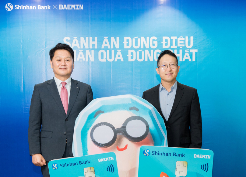 Kang GewWon, Shinhan Bank's CEO (L) and Song Jinwoo, CEO of BAEMIN Vietnam. Photo courtesy of Shinhan Bank.