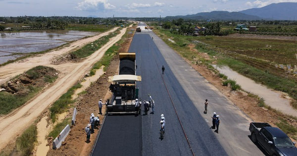 Construction of the Dau Giay-Phan Thiet Expressway. Photo courtesy of Youth newspaper