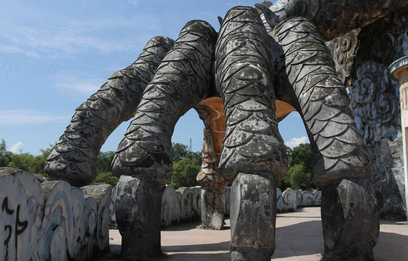 Thuy Tien Lake Park is known as “horror park”. Photo courtesy of Zing newspaper.