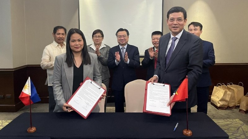 Minister of Construction Nguyen Thanh Nghi (middle, behind) attends the signing ceremony between Vicem and its Philippine partner in Manila on November 22, 2022. Photo courtesy of Vicem.