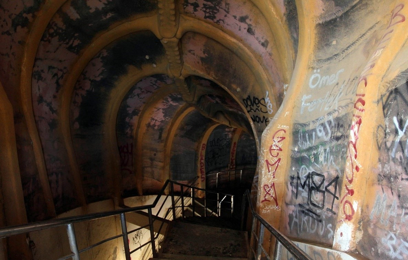 Many of the paths inside the park are dark, creating a ghostly scene regardless of day or night. Photo courtesy of Zing newspaper.