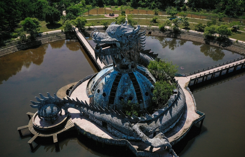 A highlight of the park is the symbol of a giant dragon winding on the roof of a building. Photo courtesy of Zing newspaper.