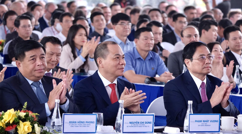 (Front, R-L) Prime Minister Pham Minh Chinh, Vingroup chairman Pham Nhat Vuong, Minister of Planning and Investment Nguyen Chi Dung at the ceremony in Hai Phong on November 25, 2022. Photo courtesy of Youth newspaper.