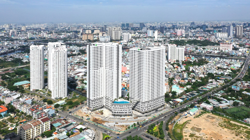 Hi-rise buildings at Sunrise City (middle) developed by Novaland in Ho Chi Minh City’s District 7. Photo courtesy of Novaland.