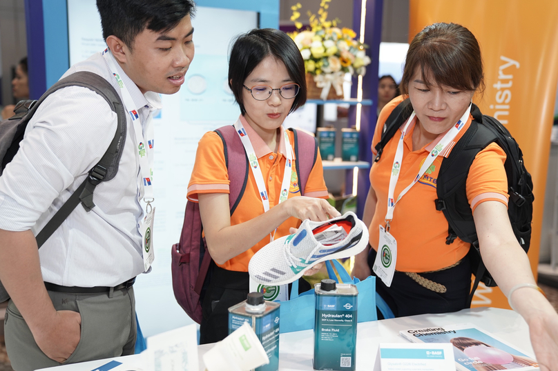Visitors at the pavilion of Germany chemical group BASF at Green Economy Forum & Exhibition (GEFE) 2022 in HCMC scrutinize a shoe sole made from plastic seeds produced by BASF. Photo by The Investor/Thuy Tuong.