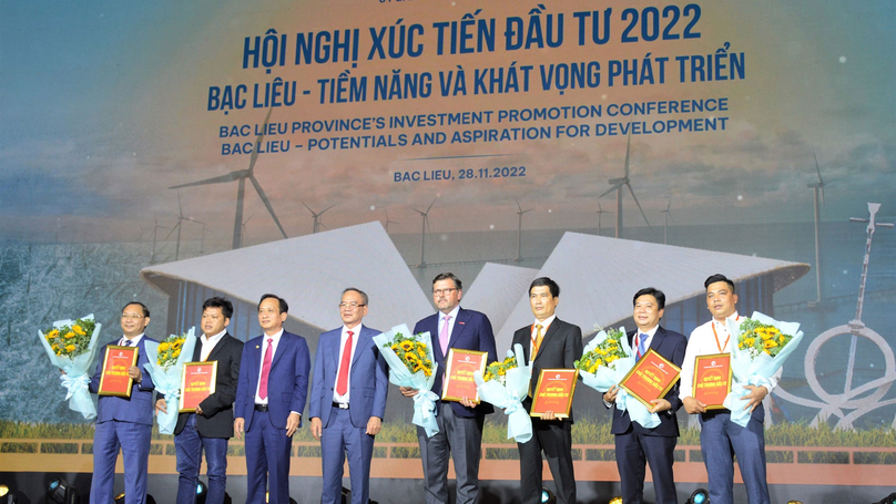 Central Retail CEO Olivier Langlet (fourth from right) receives an investment certificate from Bac Lieu's authorities on November 28, 2022. Photo courtesy of the province.