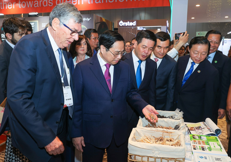 (Front, L-R) EuroCham Vietnam chairman Alain Cany, Prime Minister Pham Minh Chinh, Industry Minister Nguyen Hong Dien, and Natural Resources and Environment Minister Tran Hong Ha at the GEFE 2022 exhibition, November 28, 2022 in HCMC. Photo courtesy of the government's portal.