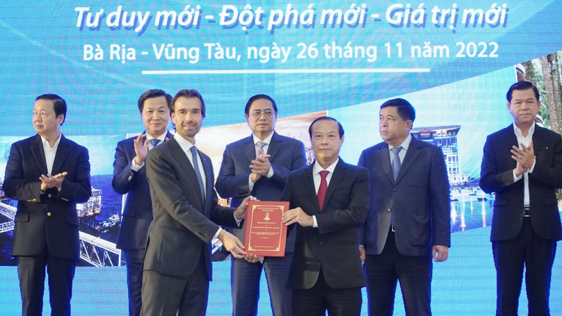 Prime Minister Pham Minh Chinh (middle, behind), CEO of Heineken Vietnam Alexander Koch (front, left), Ba Ria-Vung Tau Chairman Nguyen Van Tho (right, front), and other Vietnamese senior officials, November 26, 2022. Photo courtesy of Ba Ria-Vung Tau newspaper.