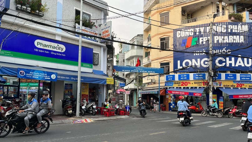 Pharmacity and Long Chau drugstores are close to each other on a street in Ho Chi Minh City. Photo courtesy of Intellectual newspaper.