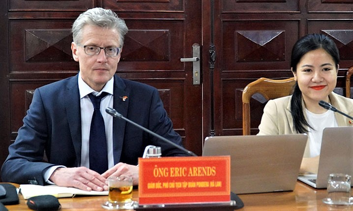 Eric Arends (L), director and vice chairman of Pondera, at a meeting with Quang Binh's officials in the central province on November 30, 2022. Photo courtesy of Quang Binh newspaper.