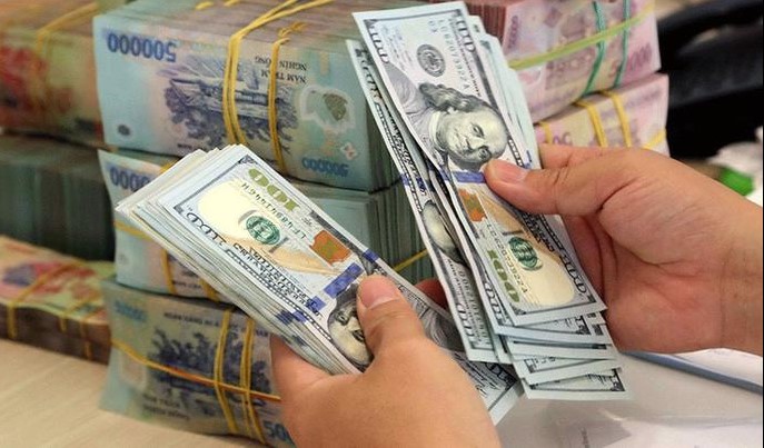 The U.S. dollar sharply fell against the Vietnamese dong on December 1, 2022. Photo courtersy of VnEconomy