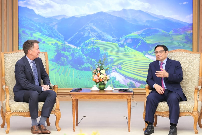 Prime Minister Pham Minh Chinh (R) meets with Nike Inc. chief operating officer Andy Campion in Hanoi on December 1, 2022. Photo courtesy of the government's portal.