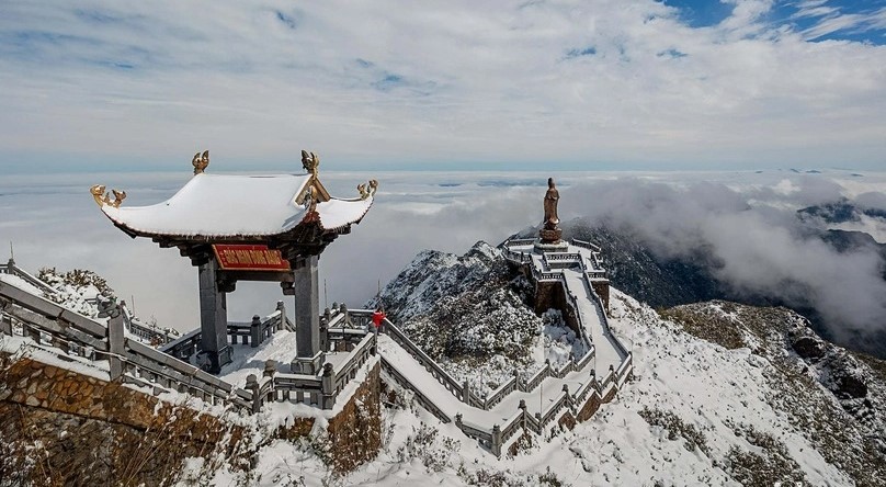 White snow covers Fansipan in winter. Photo courtesy of Vietnamnet newspaper.