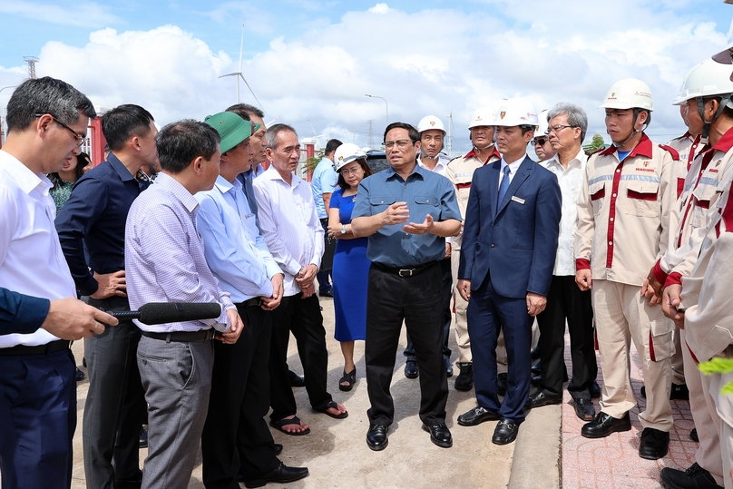 Prime Minister Pham Minh Chinh (middle) at the Hoa Binh wind farm project in Bac Lieu province on December 4, 2022. Photo courtesy of the government's portal.