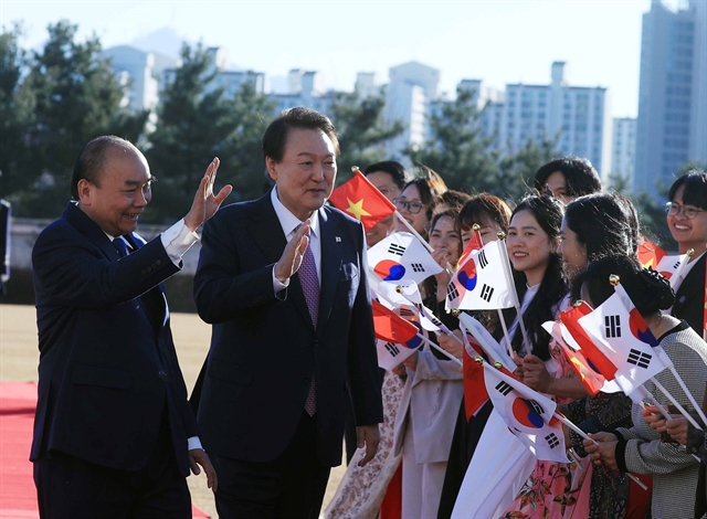 South Korean President Yoon Suk Yeol (R) hosts an official welcoming ceremony for his counterpart Nguyen Xuan Phuc (L) in Seoul on December 5, 2022. Photo courtesy of Vietnam News Agency.