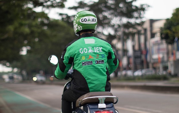Many high-skilled workers consider delivery and motorbike taxi driving as a way to survive at this time. Photo courtesy of Gojek Vietnam.