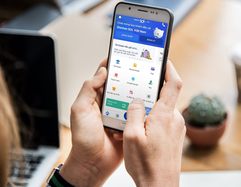 The payment feature on the new Shinhan SOL Vietnam application has also been updated, allowing customers to make transactions with a variety of invoices. Photo courtesy of the bank.