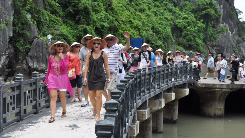 Vietnam welcomed 2.95 million foreign tourists in the first 11 months of 2022. Photo courtesy of VnEconomy.