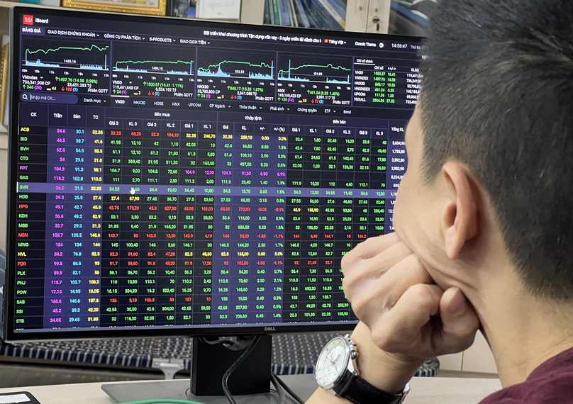 VN-Index inched up 1.28 points or 0.12% to 1,051.81 on December 9 session. Photo courtesy of Young People newspaper.