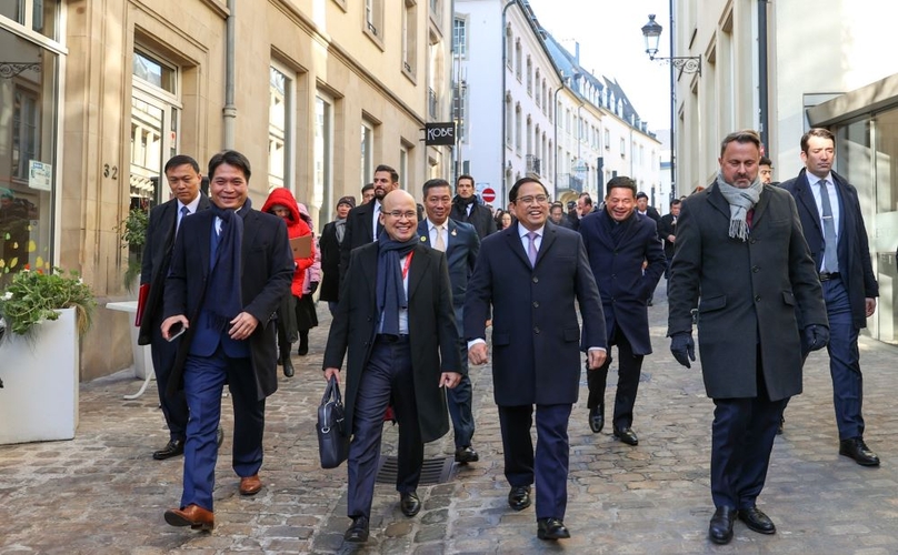 PM Xavier Bettel (front, first from right) and PM Pham Minh Chinh (front, second from right) in Luxembourg on December 9, 2022. Photo courtesy of the Vietnamese government's portal.