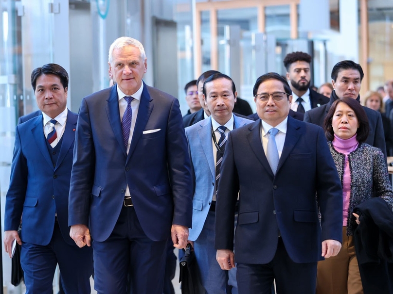 PM Pham Minh Chinh (front, right) and EIB vice president Kris Peetersa at the bank's headquarters in Luxembourg on December 10, 2022. Photo courtesy of the government's portal.