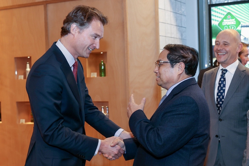 Prime Minister Pham Minh Chinh (R) meets with Heineken CEO Dolf van den Brink in the Netherlands on December 11, 2022. Photo courtesy of the government's portal.