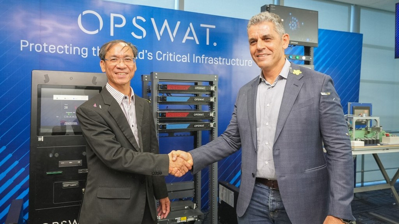 Benny Czarny, founder and CEO of OPSWAT, and La Manh Cuong, the firm's vice president of research and development and general manager for Vietnam, at OPSWAT CIP Lab in HCMC on December 16, 2022. Photo courtesy of OPSWAT.