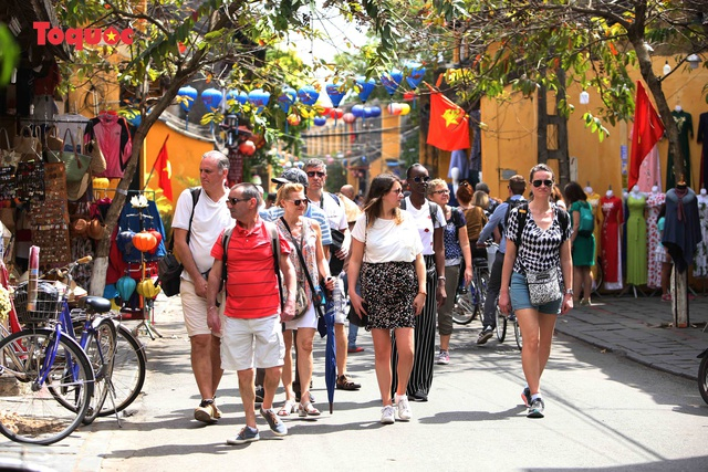 International tourists visit the ancient town of Hoi An in central Vietnam. Photo courtesy of the Ministry of Culture, Sports and Tourism.