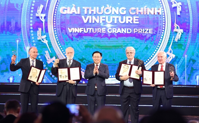 National Assembly Chairman Vuong Dinh Hue presents the VinFuture Grand Prize to the winners. Photo by The Investor