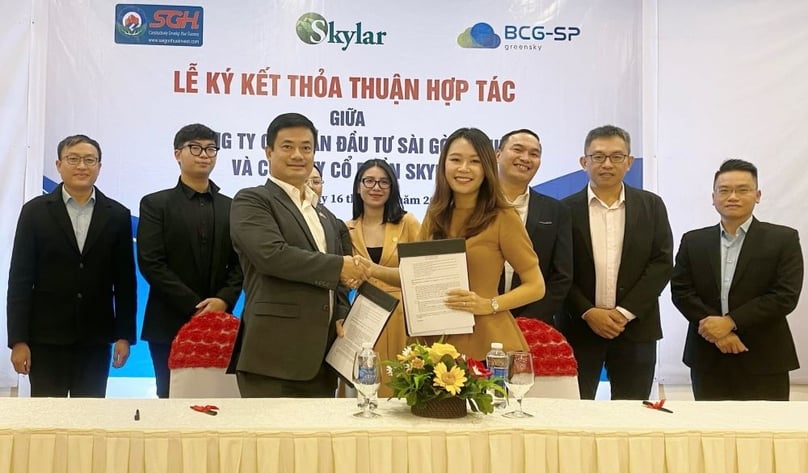 Sklar JSC and Saigon-Hue Investment Corporation sign their agreement on December 16, 2022 to develop rooftop solar power. Photo courtesy of Bamboo Capital Group.