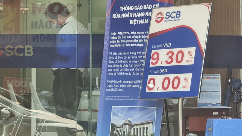 An announcement on deposit interest rates in front of a Saigon Commercial Bank transaction office. Photo courtesy of Labor newspaper.