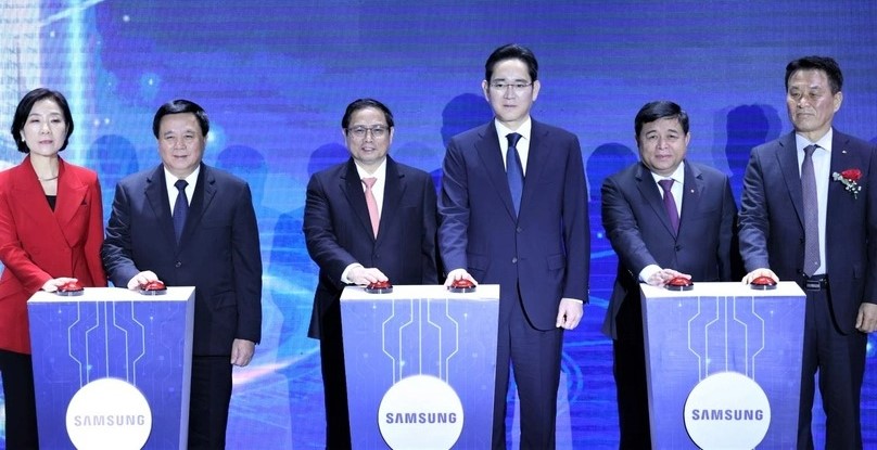 Prime Minister Pham Minh Chinh (third, left), Samsung Electronics executive chairman Lee Jae-yong (third, right), and other VIPs at the Samsung R&D center launching ceremony in Hanoi December 23, 2022. Photo courtesy of Vietnam News Agency.