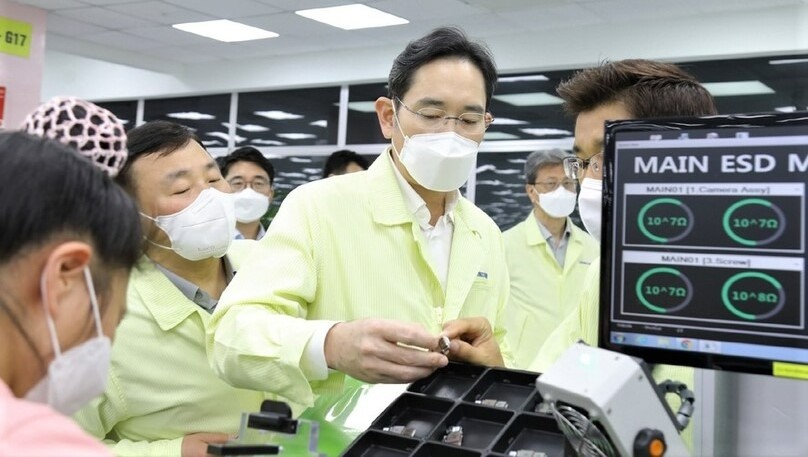 Samsung Electronics executive chairman Lee Jae-yong tours a Samsung smartphone factory in Vietnam on December 22, 2022. Photo courtesy of the company.