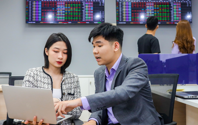  Vietnamese stock investors discuss market developments. Photo by The Investor/Trung Hieu