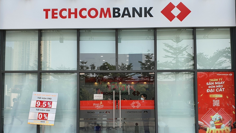 Techcombank, a private lender, set its deposit interest rate at 9.5%. Photo courtesy of Zing magazine.
