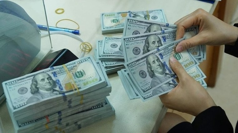 The U.S. dollar falls below VND24,000 on the free market in Vietnam on December 27, 2022. Photo courtesy of Labor and Trade Union magazine.
